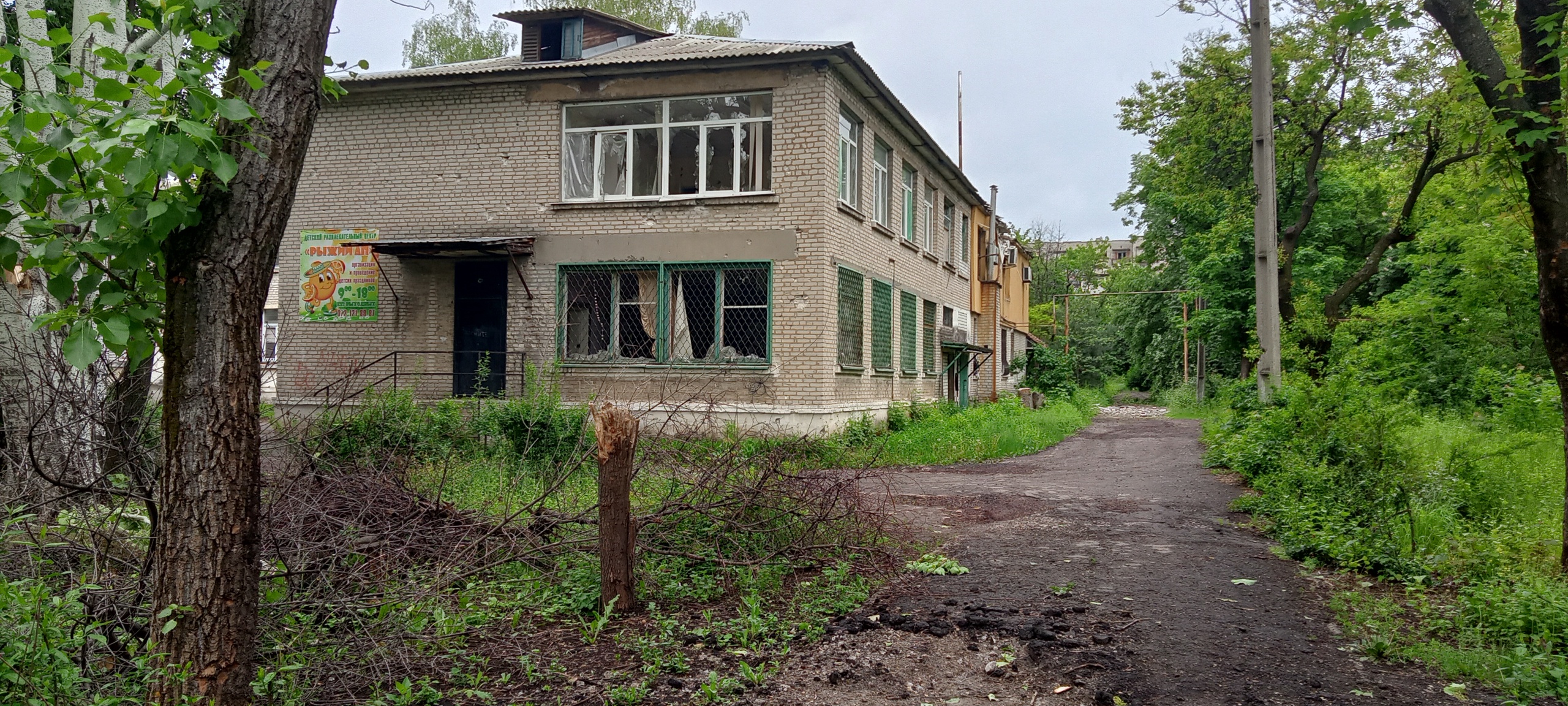 Как сообщили порталу "Луганск онлайн" в пресс-службе Министерства чрезвычайных ситуаций и ликвидации последствий стихийных бедствий Луганской Народной Республики,  в Первомайске в результате обстрела ранены трое человек, повреждены жилые дома 