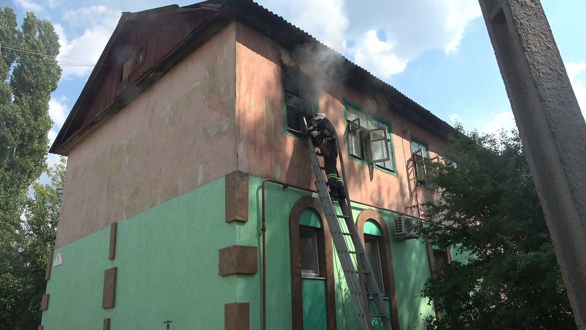 Луганчане на пожаре в квартале Стандартный городок спасли мужчину с инвалидностью.