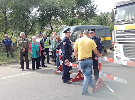 Более 800 дорожников в Волынской области перекрыли трассы из-за невыплаты зарплат 