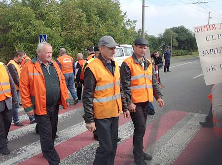 Более 800 дорожников в Волынской области перекрыли трассы из-за невыплаты зарплат