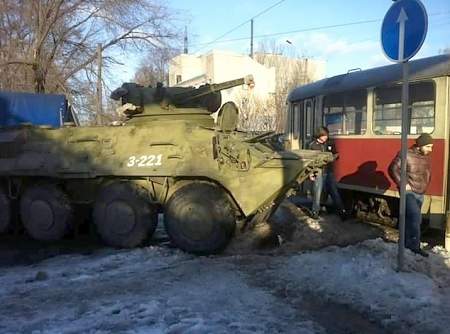 В Днепропетровске БТР столкнулся с трамваем 