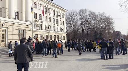 Под запорожской мэрией митингуют против сноса памятника В.Ленину, двух организаторов задержала полиция