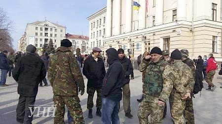 Под запорожской мэрией митингуют против сноса памятника В.Ленину, двух организаторов задержала полиция