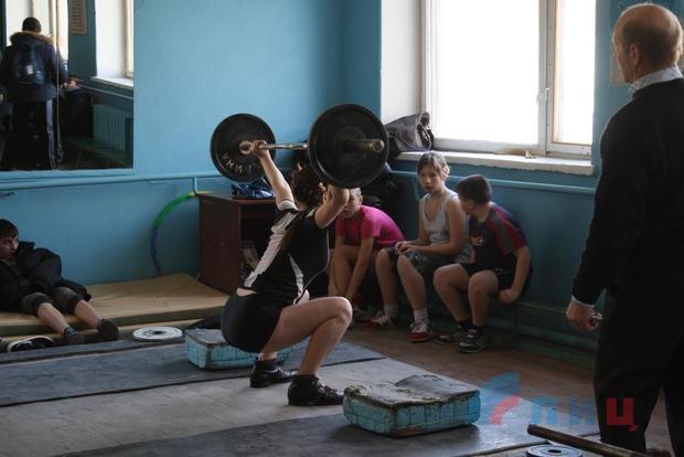 Чемпионат ЛНР по тяжелой атлетике среди юношей и девушек прошел в Луганске (ФОТО)