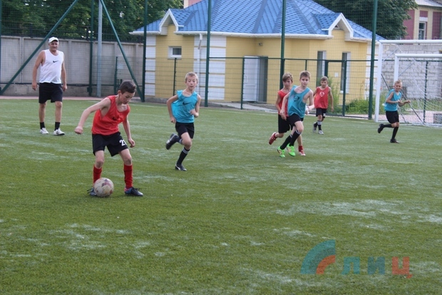 Футбольные тренировки возобновились на поле столичного стадиона имени Ленина (ФОТО)