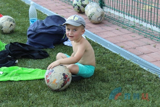 Футбольные тренировки возобновились на поле столичного стадиона имени Ленина (ФОТО)