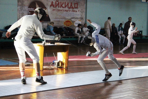 Гости из ДНР завоевали два первых командных места на турнире ЛНР по фехтованию (ФОТО)