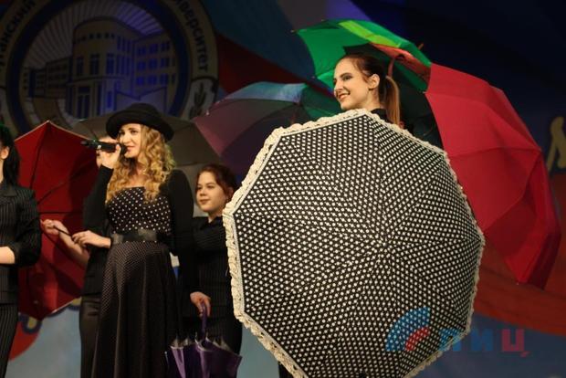 Начинающие модельеры ЛНР представили на конкурсе в Луганске 18 авторских коллекций (ФОТО)
