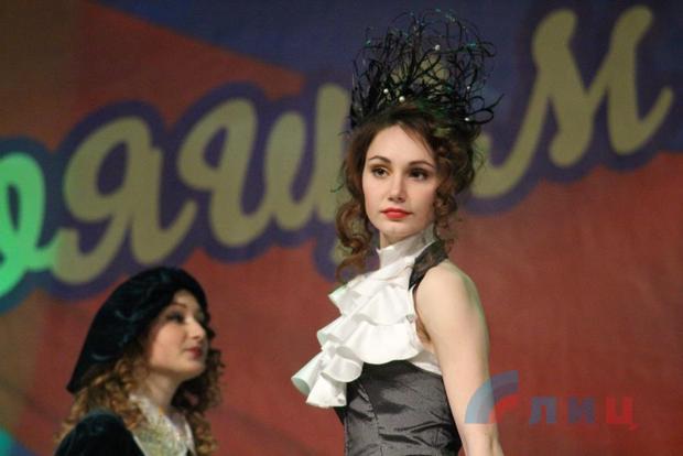 Начинающие модельеры ЛНР представили на конкурсе в Луганске 18 авторских коллекций (ФОТО)