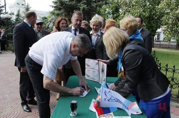 Спецгашение марки "С Днем Луганской Народной Республики!" состоялось в Луганске (ФОТО)