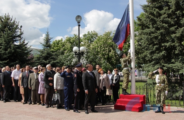 Торжественная церемония поднятия флага и исполнения гимна ЛНР состоялась в Луганске (ФОТО)