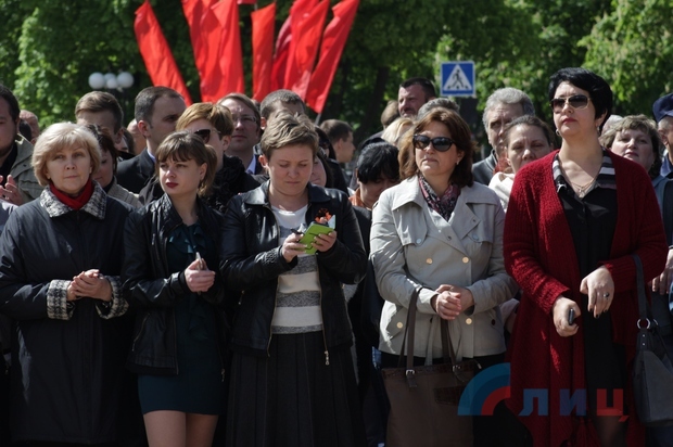 Торжественная церемония поднятия флага и исполнения гимна ЛНР состоялась в Луганске (ФОТО)