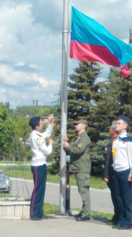 В Алчевске прошла торжественная церемония поднятия государственного флага ЛНР