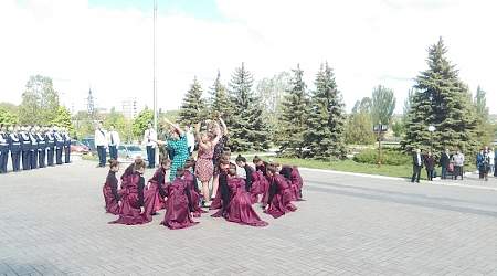 В Алчевске прошла торжественная церемония поднятия государственного флага ЛНР