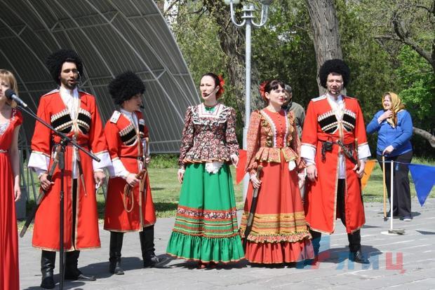 Исполнители из ЛНР, ДНР и России концертом поздравили луганчан с Днем Республики (ФОТО)