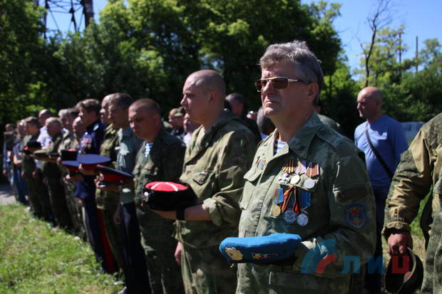 Ветераны обороны Луганска установили памятный крест на въезде в Юбилейный (ФОТО)