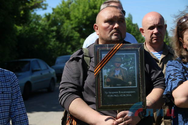 Ветераны обороны Луганска установили памятный крест на въезде в Юбилейный (ФОТО)