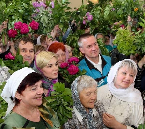 Праздник Святой Троицы отметили верующие Луганска