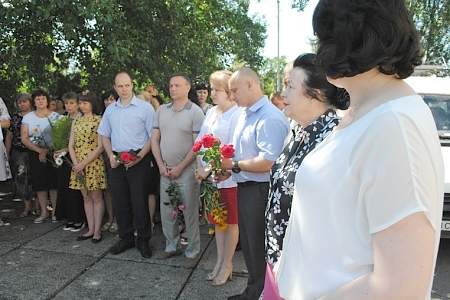 Жители Красного Луча почтили память мирных граждан, погибших от авиаудара ВСУ в Старой Кондрашовке
