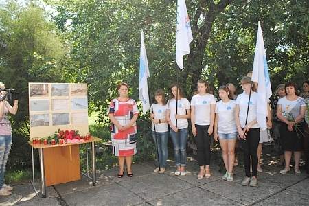 Жители Красного Луча почтили память мирных граждан, погибших от авиаудара ВСУ в Старой Кондрашовке