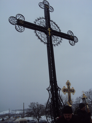 Священнослужители освятили восьмиметровый поклонный крест в Перевальском районе (ФОТО)