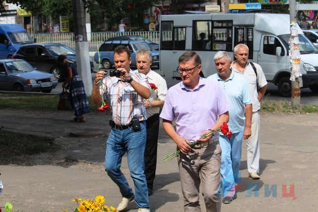 Луганчане почтили память земляков, погибших при обстрелах со стороны ВСУ четыре года назад (ФОТО)