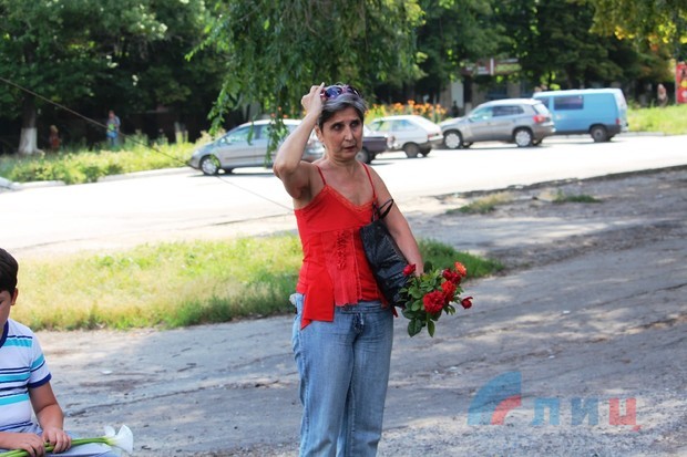 Луганчане почтили память земляков, погибших при обстрелах со стороны ВСУ четыре года назад (ФОТО)