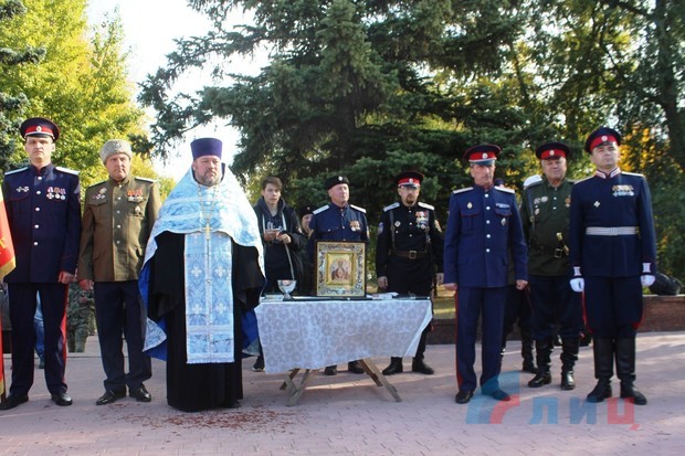 Луганские казаки устроили массовые народные гулянья в честь Покрова Пресвятой Богородицы (ФОТО)