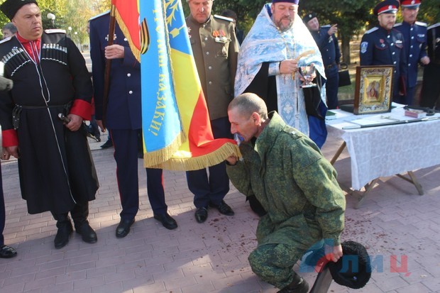 Луганские казаки устроили массовые народные гулянья в честь Покрова Пресвятой Богородицы (ФОТО)