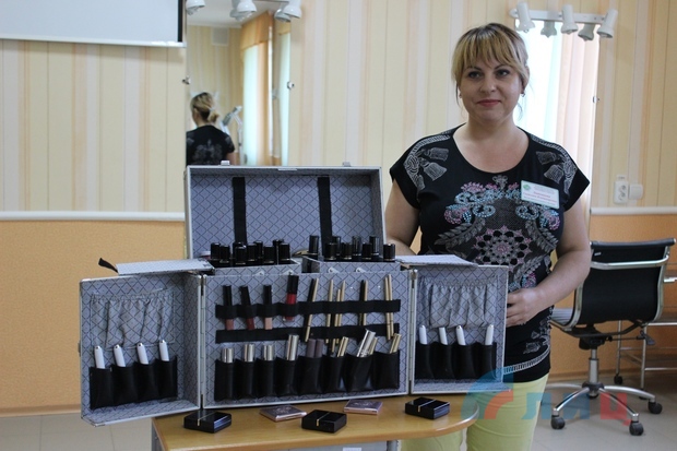 Пасечник по Программе-2023 передал мультимедийное оборудование колледжу Луганска (ФОТО)