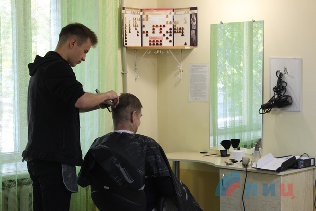 Пасечник по Программе-2023 передал мультимедийное оборудование колледжу Луганска (ФОТО)