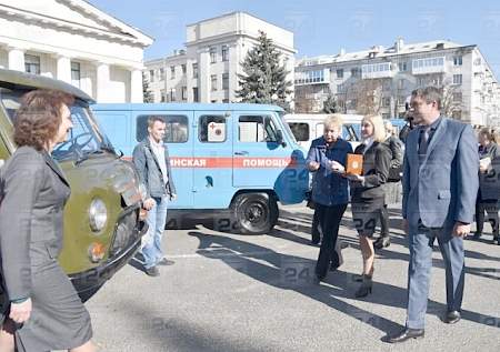 Леонид Пасечник передал кареты скорой помощи в прифронтовые районы