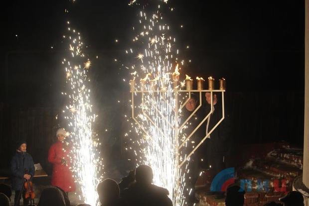 Иудеи Луганска отметили веселый "праздник свечей" - Хануку (ФОТО)