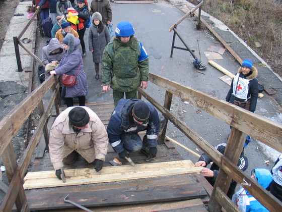 ЛНР отремонтировала поврежденный обстрелом со стороны ВСУ настил на мосту у Станицы (ФОТО)