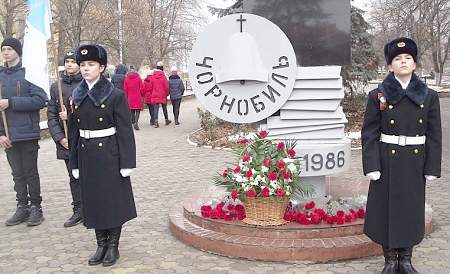 В Краснодоне возложили цветы к Памятному знаку ликвидаторам аварии на ЧАЭС