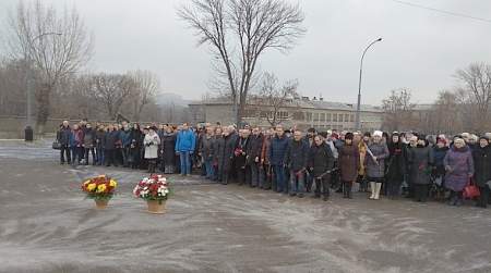 В Алчевске возложили цветы к памятному знаку «Колокол Чернобыля»