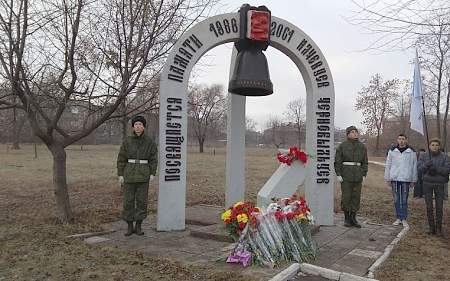 В Алчевске возложили цветы к памятному знаку «Колокол Чернобыля»