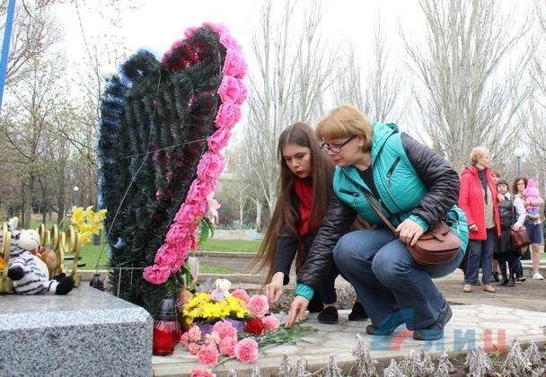 Руководство и жители ЛНР в день начала "АТО" почтили память погибших в ходе войны детей (ФОТО)