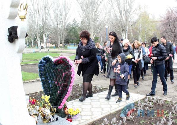 Руководство и жители ЛНР в день начала "АТО" почтили память погибших в ходе войны детей (ФОТО)