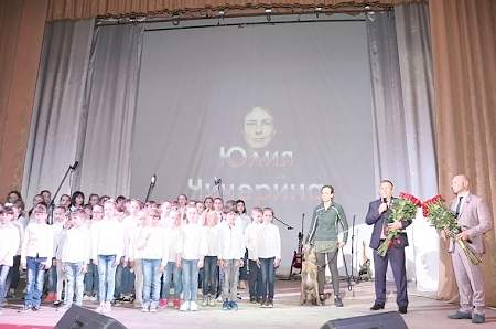 Юлия Чичерина выступила в Перевальске с концертом, посвященном Дню Республики