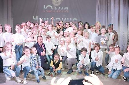 Юлия Чичерина выступила в Перевальске с концертом, посвященном Дню Республики