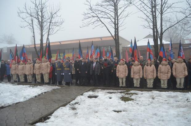 Делегация ЛНР приняла участие в митинге, посвященном освобождению Дебальцево (ФОТО)