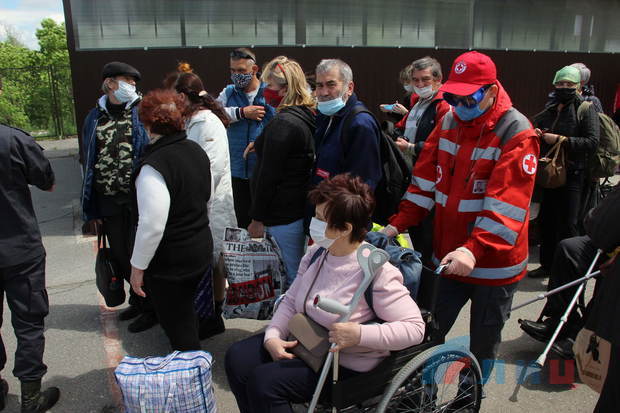 ЛНР организовала пропуск очередной группы нуждавшихся лиц через КПВВ у Станицы – Кобцева (ФОТО)