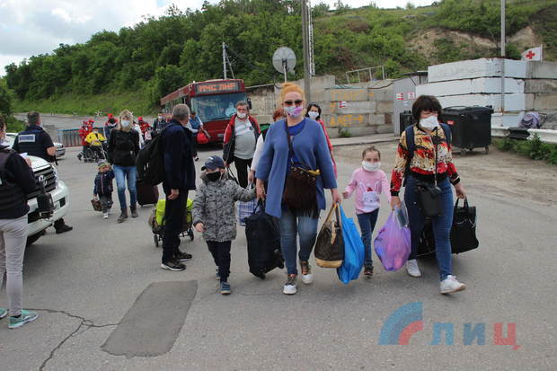 ЛНР организовала пропуск очередной группы нуждавшихся лиц через КПВВ у Станицы – Кобцева (ФОТО)