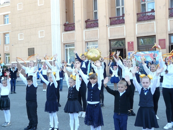 Жители Республики в Международный день мира выпустили в небо шарики и бумажных голубей (ФОТО)