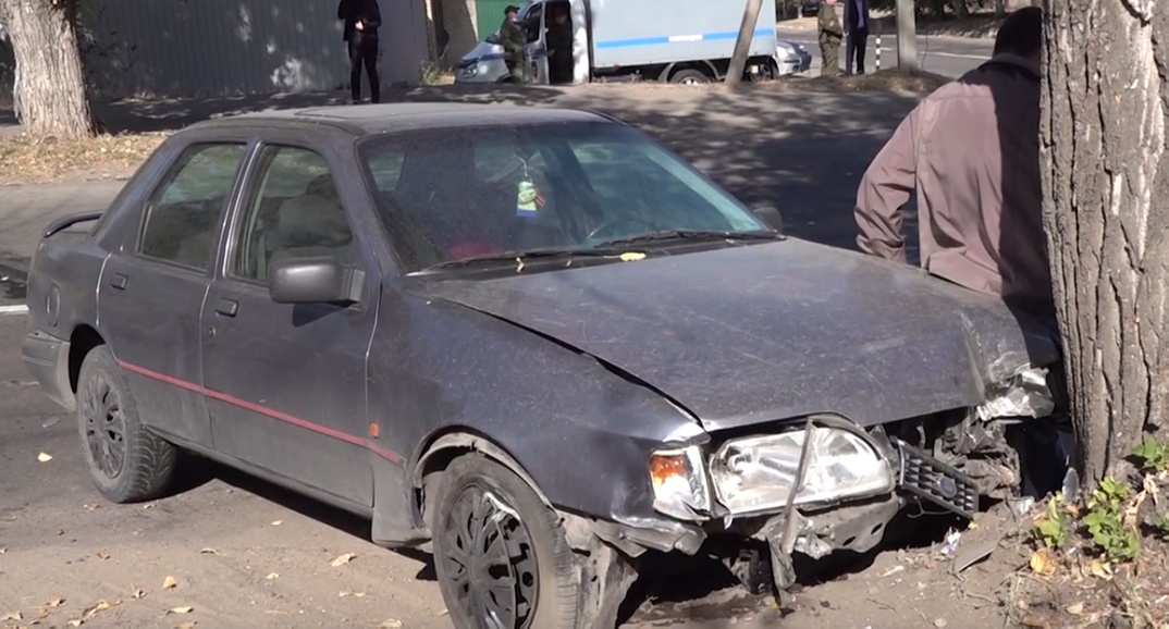 В Луганске водитель на FORD SIERA в состоянии алкогольного опьянения  влетел в бетонный забор, затем в столб, а потом еще в дерево. Водитель не пострадал... (фото)