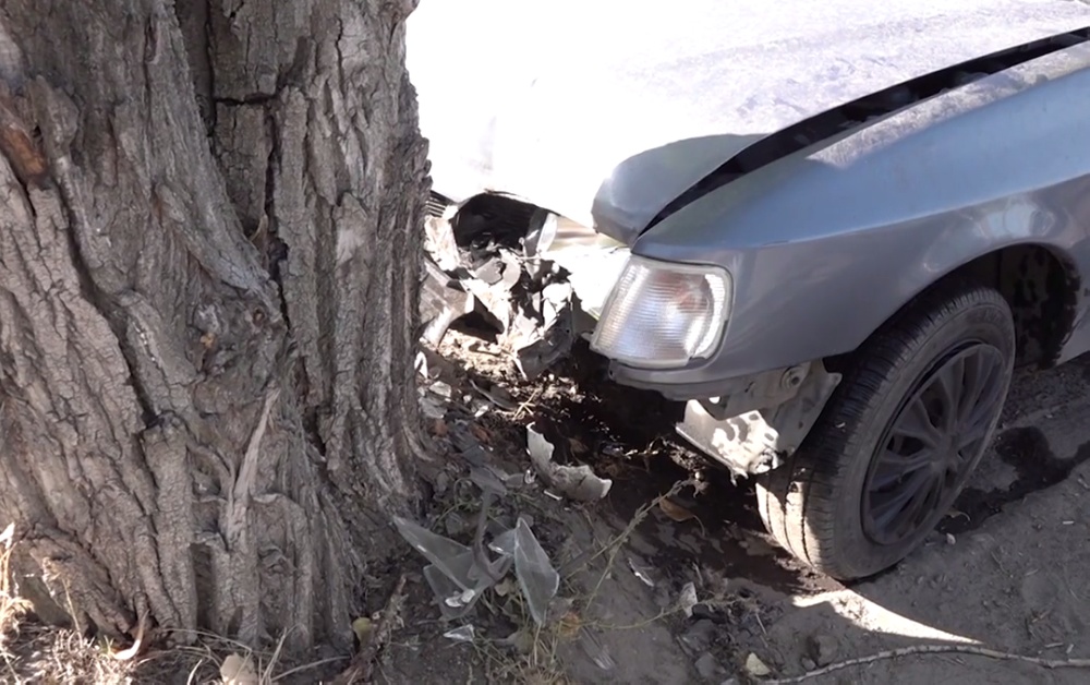 В Луганске водитель на FORD SIERA в состоянии алкогольного опьянения  влетел в бетонный забор, затем в столб, а потом еще в дерево. Водитель не пострадал... (фото)