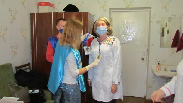 Молодежь Брянки вручила медикам бейджи с фотографиями, на которых они улыбаются (ФОТО)