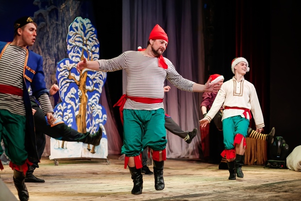 Театр на Оборонной представил новогоднюю сказку воспитанникам соцучреждений Луганска (ФОТО)