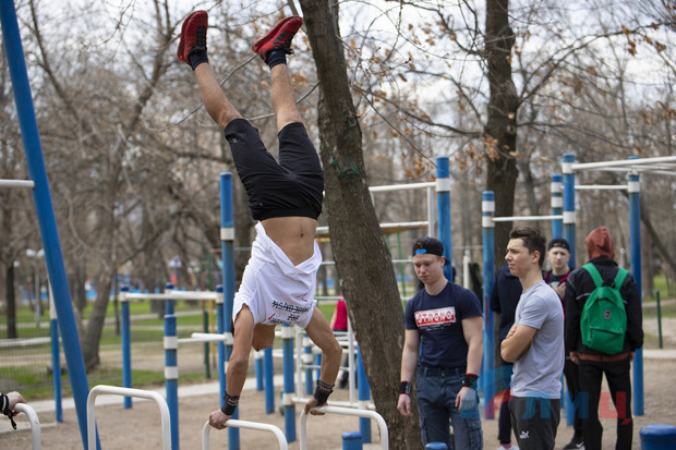 Луганские спортсмены победили в инициированном Молодежным парламентом турнире по воркауту (ФОТО)